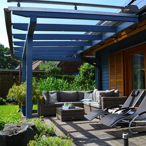 Holzterrassendach mit Beschattung und Glasschiebeanlage in Gütersloh