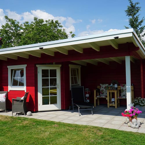 Pultdachgartenhaus aus 45mm Blockbohlen und Freisitz in Schloß- Holte